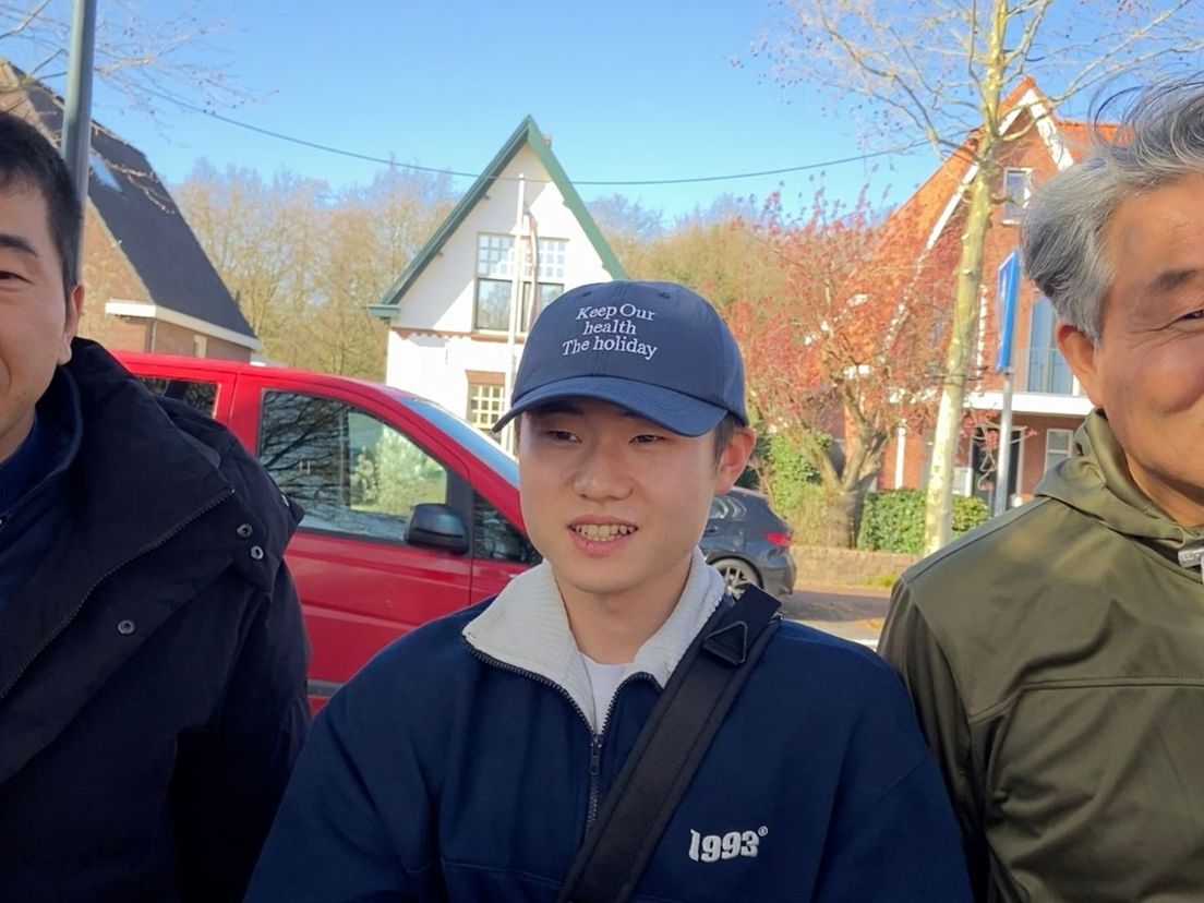 Drie bemanningsleden van een vrachtschip: in het midden de Zuid-Koreaan Jionj Haian