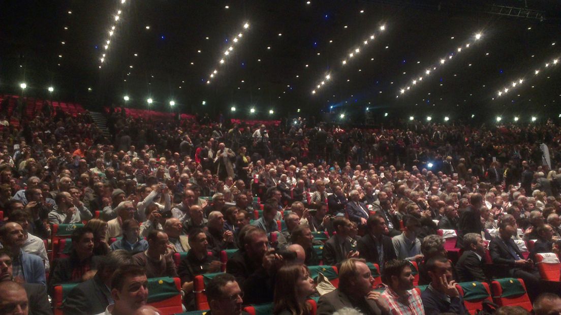 Een volle zaal bij de parcourspresentatie in het Palais des Congrès in Parijs.