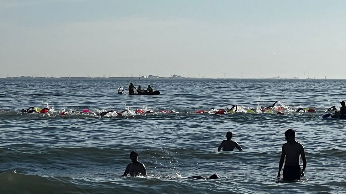 Toen de zwemmers van start gingen lag het Badstrand nog vol strandgangers