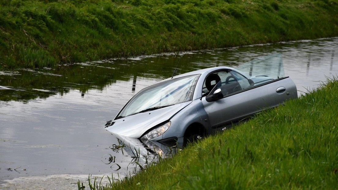 De auto kwam in de beek terecht