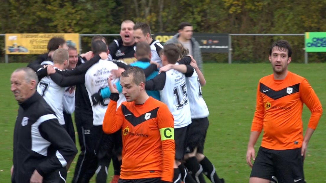 Bareveld viert feest, de spelers van Meeden druipen af (foto RTV Drenthe)