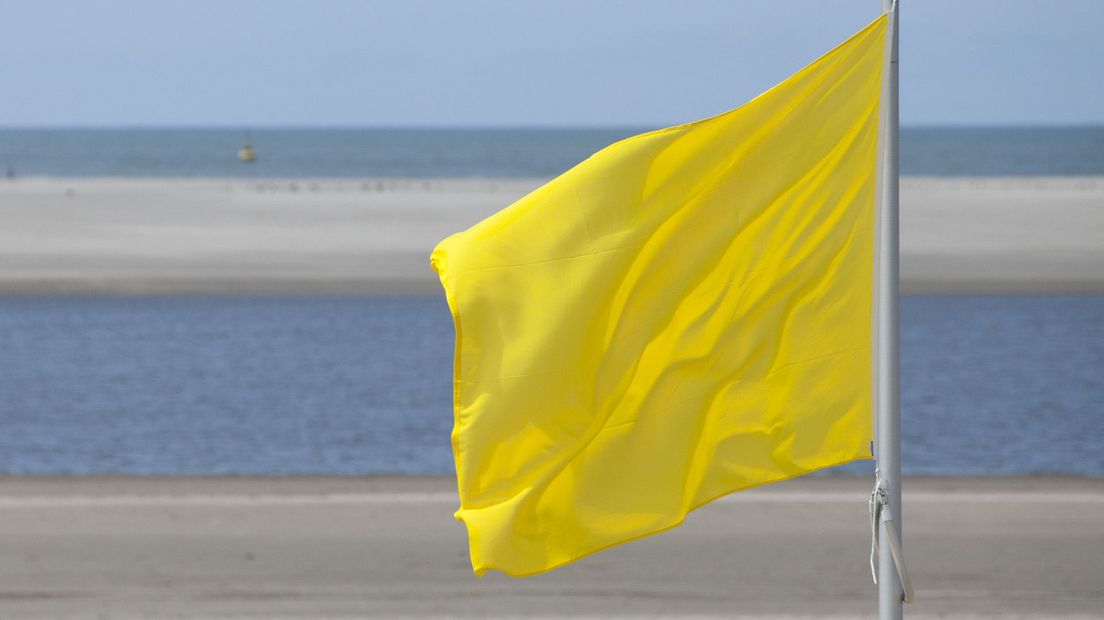Ook donderdag is de gele vlag gehesen op het strand
