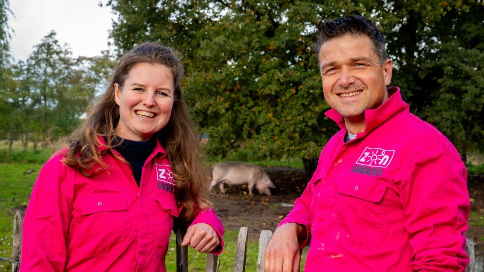 Lara Sibbing en Arjan Tolkamp bij het bedrijf Zonvarken in De Heurne.