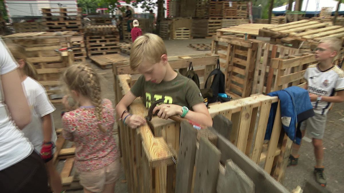 Een speeltuin, dierenartspraktijk en hotel: Kinderen bouwen eigen dorp in Zuidlaren
