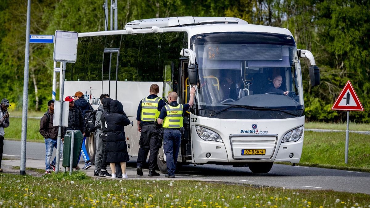 Minder dan tweeduizend asielzoekers in Ter Apel nu noodopvang Biddinghuizen heropend is