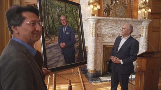 Ahmed Aboutaleb onthult portret in stadhuis: 'Een zachtaardige blik, maar wel een beetje streng'