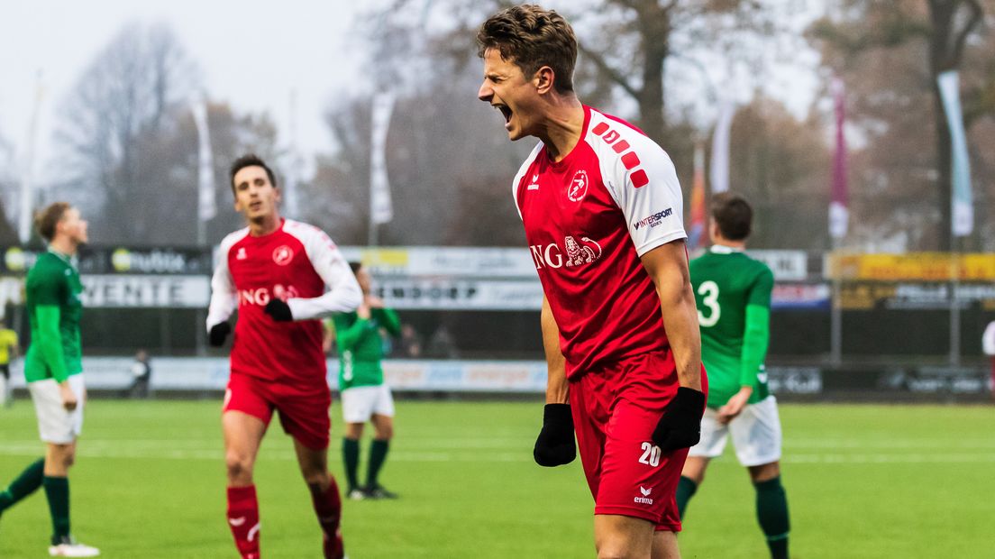 Steve Schalkwijk schreeuwt het uit na zijn treffer tegen HSC'21