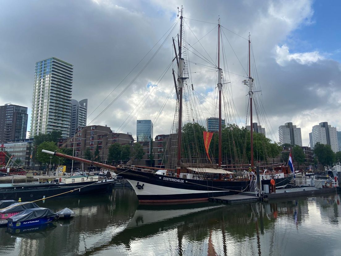 Driemaster Oosterschelde in Leuvehaven in Rotterdam