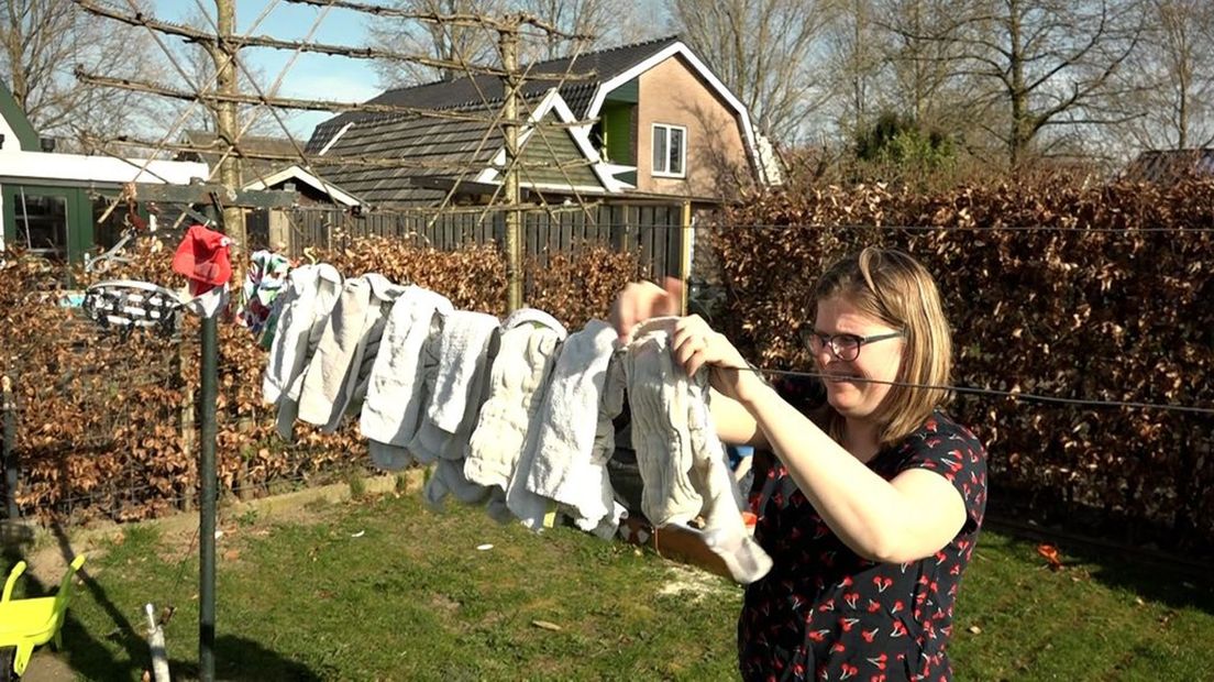 Marjolein van Gelderen hangt de luiers van haar zoontje aan de waslijn.