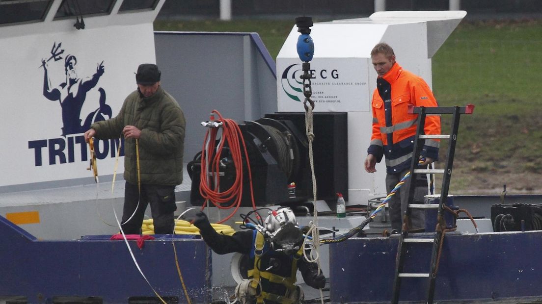 Duiker op zoek naar explosieven