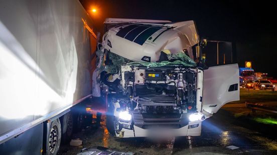 Vrachtwagen botst hard op geparkeerde truck