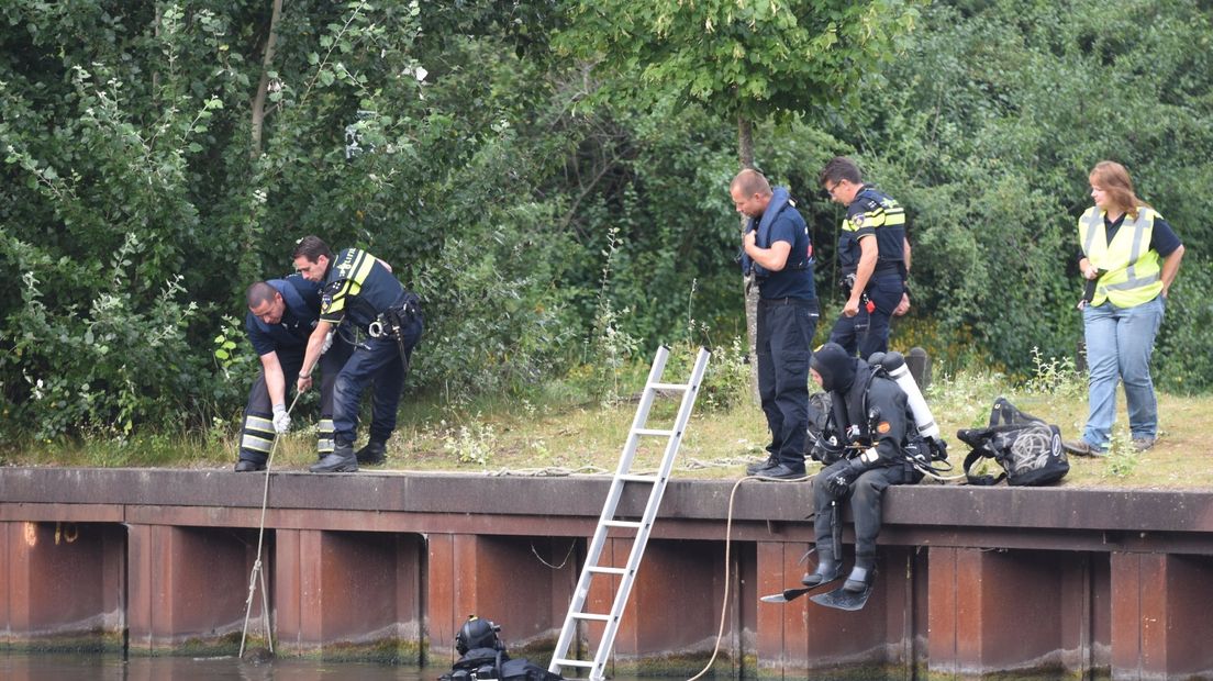 De politie en brandweer doen onderzoek.