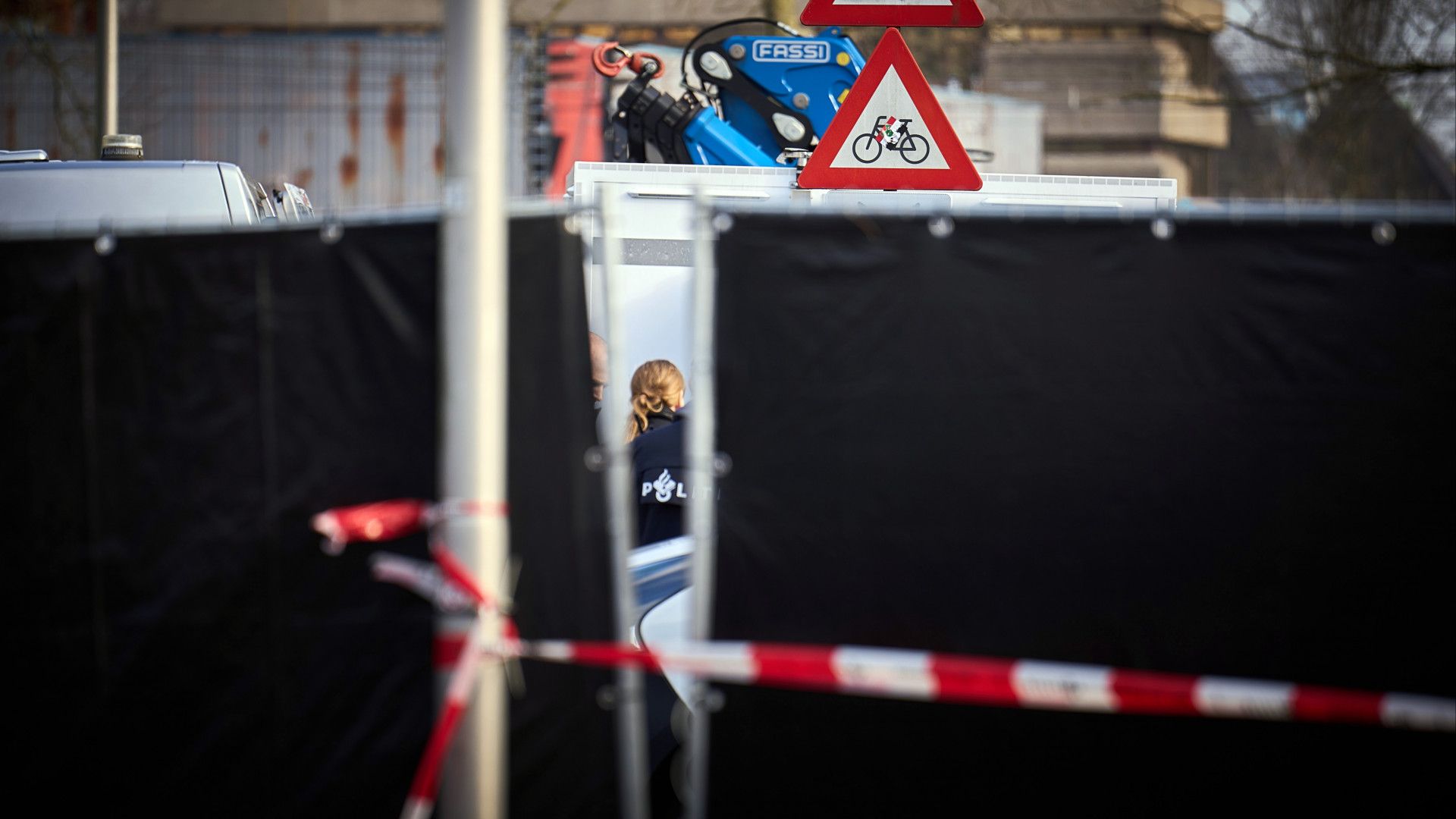 Op de plek van de steekpartij wordt uitgebreid onderzoek gedaan