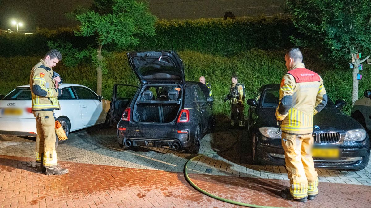 112 Nieuws: Weer autobrand aan Frits Drijverstraat in Deventer