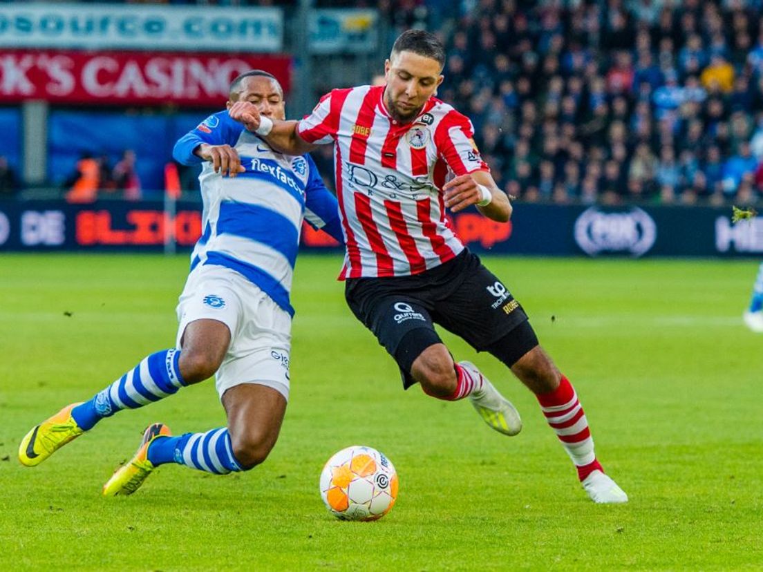 Mohamed Rayhi in duel met Furdjel Narsingh van De Graafschap. (VK Sportphoto - Yannick Verhoeven)