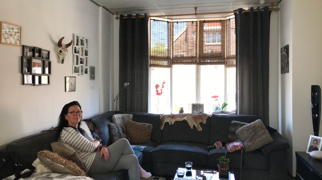 Bewoonster Kirsten Lansbergen is blij dat het historische karakter van de Oranjestraat-huizen blijft (Rechten: Margriet Benak / RTV Drenthe)