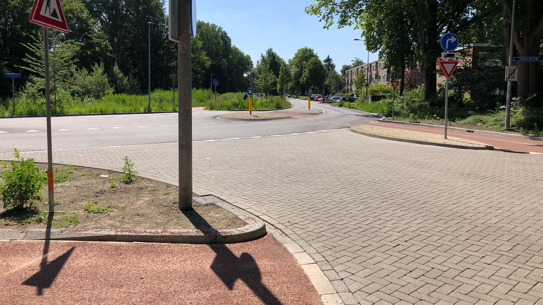 Het kruispunt bij de Helperzoomtunnel: rechts de 'oude' kruising, daarachter de nieuwe bocht.