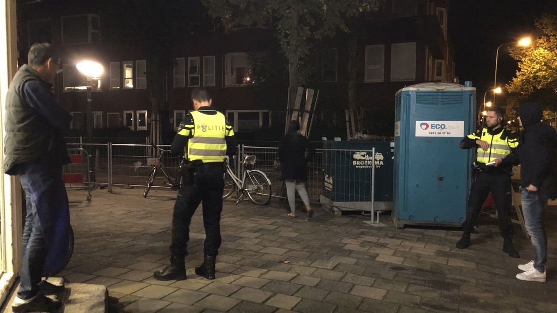 De politie doet sporenonderzoek na de overval op de cafetaria aan de Korreweg in Groningen