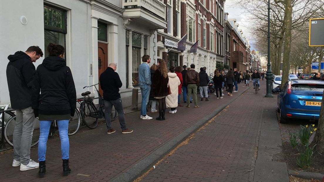 Bij dit stembureau in Utrecht staat een flinke rij