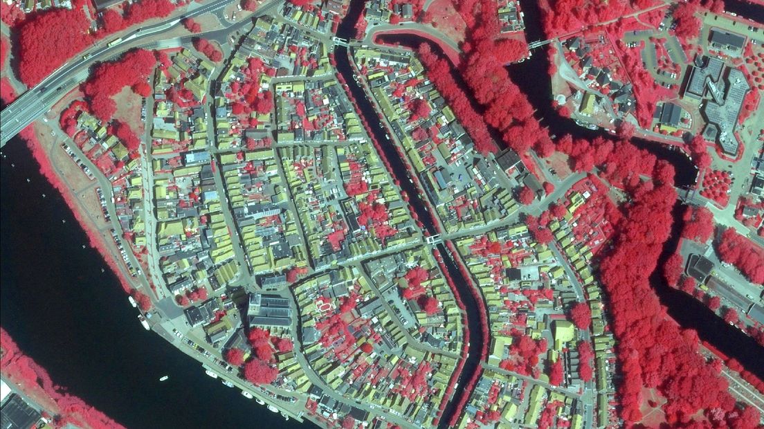Hasselt vanuit de lucht, rood is waar vegetatie staat