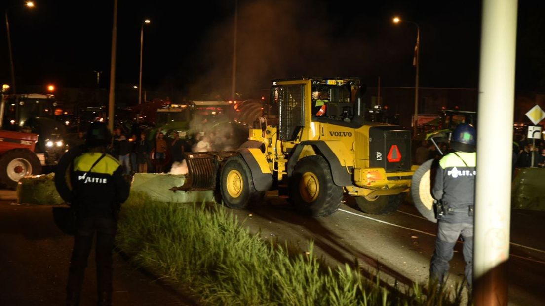 De ME grijpt met een shovel en honden in bij de blokkade in Zwolle