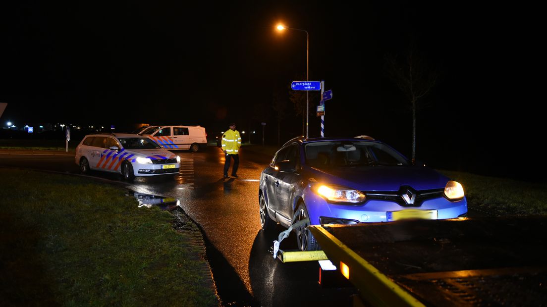 De automobilist negeerde een stopteken, waarna hij werd aangehouden en de auto werd weggesleept (Rechten: Persbureau Meter)