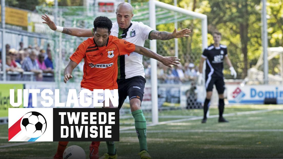 Steven Sanchez Angulo van Katwijk in duel met Ruben Koorndijk van Scheveningen