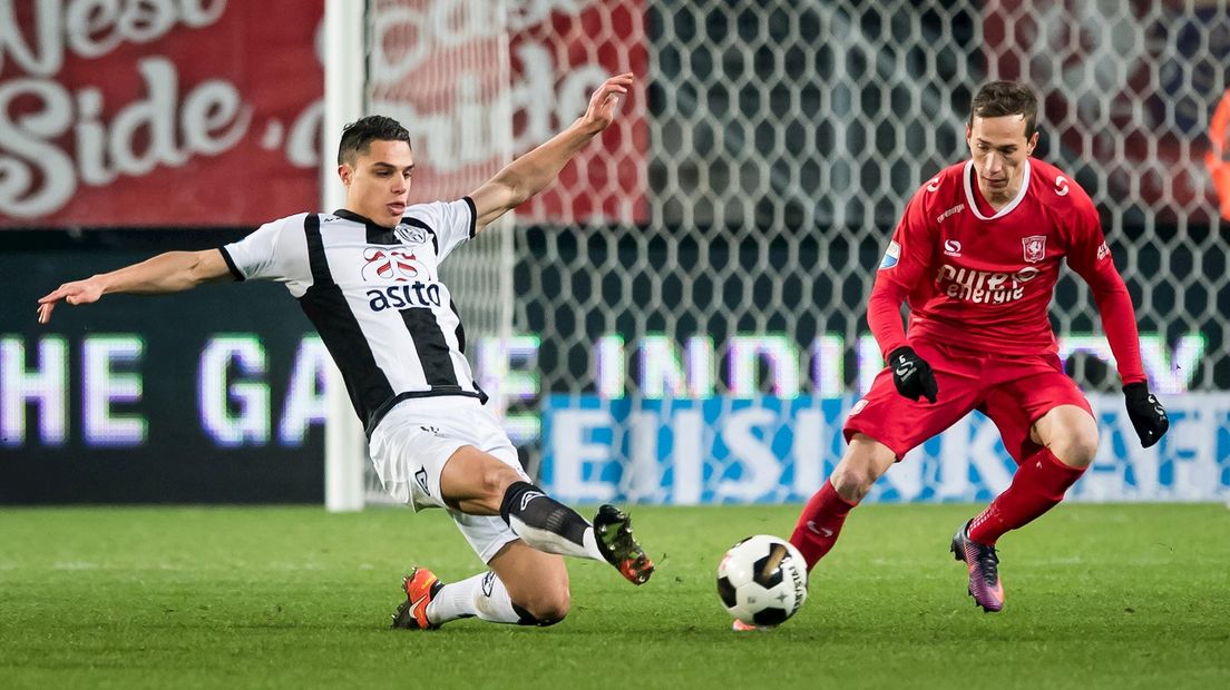 Pelupessy in actie tegen FC Twente