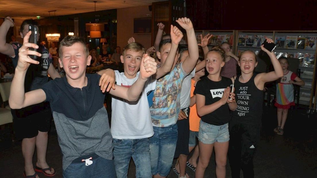 Fans van Yosina vieren feest in het Holstohus in Olst
