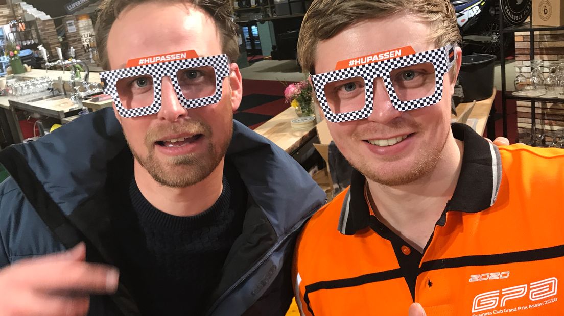 Nederland krijgt brillen met de tekst #HupAssen (foto Andries Ophof)