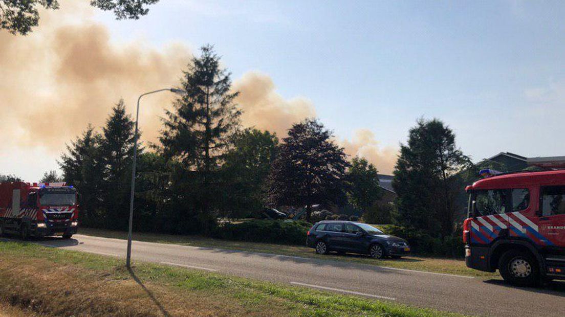 Op een boerderij in 1e Exloërmond woedt een grote brand (Rechten: De Vries Media)