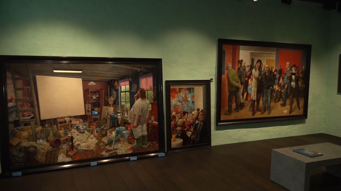Het drieluik, met van links naar rechts: 'Schilder in atelier', 'Hapje en Drankje' en 'Museumbezoekers'.