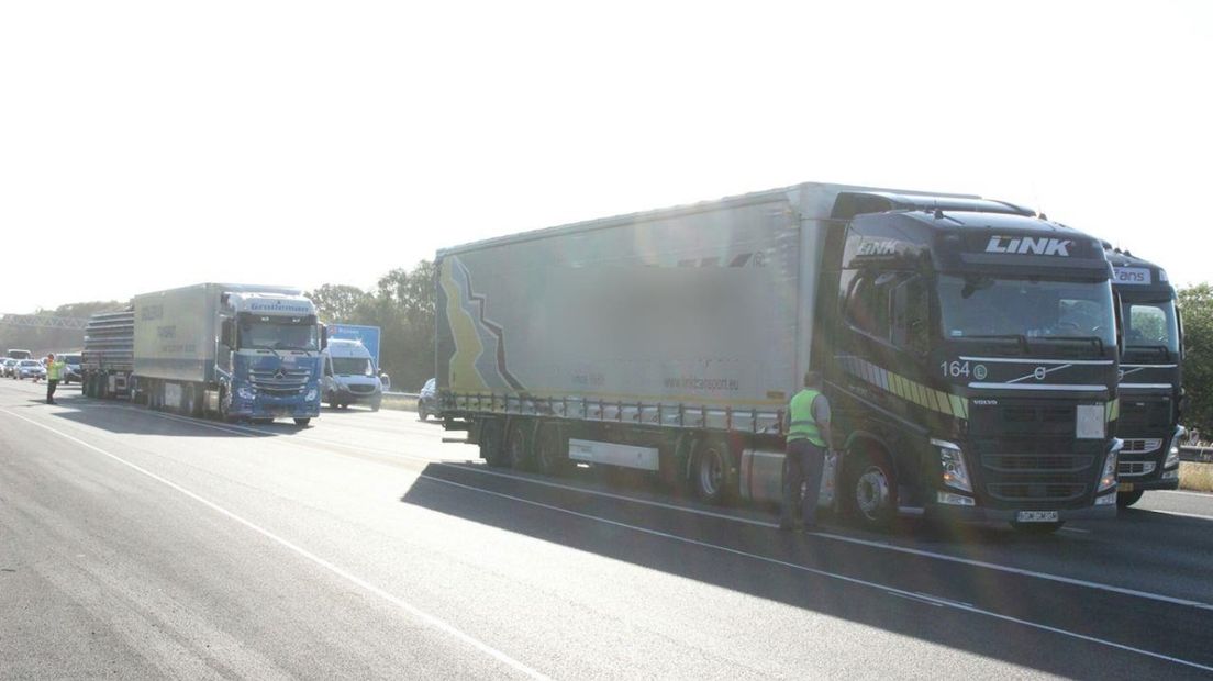 File op A1 bij Holten door ongeluk met drie vrachtwagens