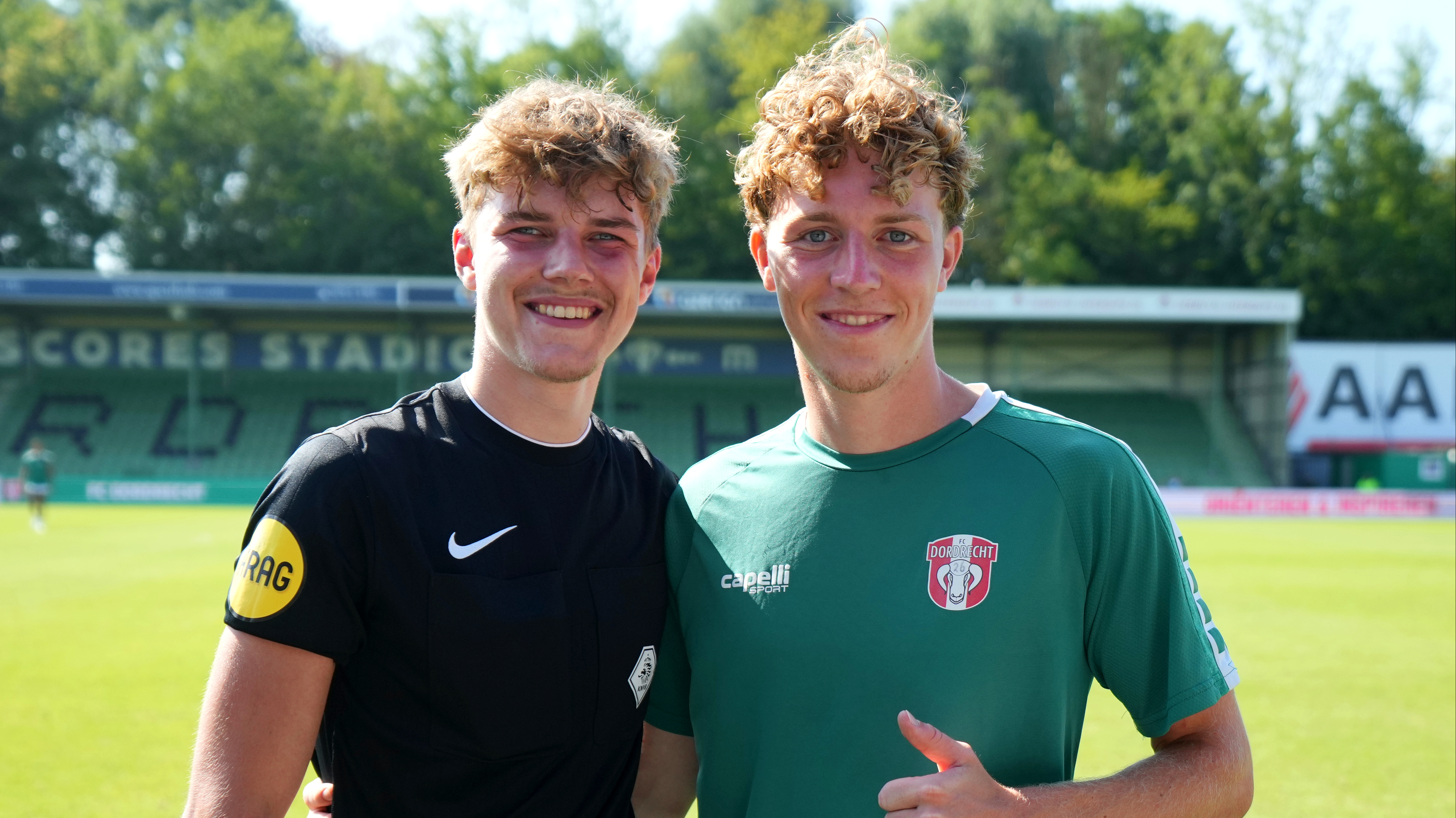 Quinn Vugts met zijn broer Senne, die bij FC Dordrecht speelt.