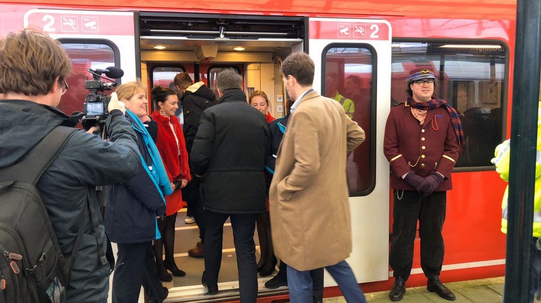 Reizigers stappen in de zelfrijdende trein