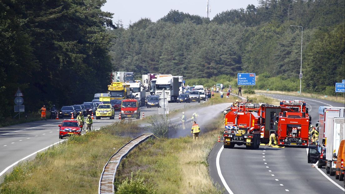 A50 tussen Apeldoorn en Zwolle in beide richtingen dicht door bermbrand