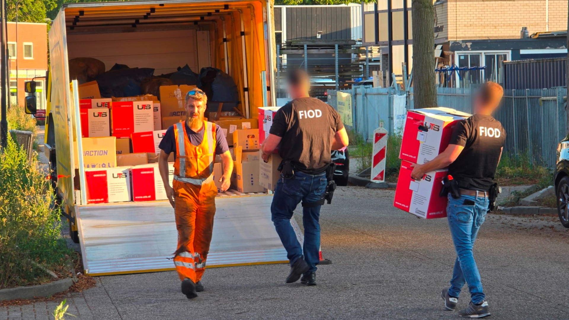 Een grote lading nep merkkleding is in beslag genomen.