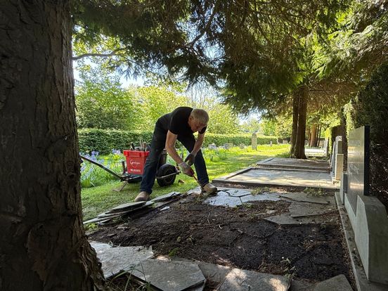 Lute en Geert houden graven schoon, maar opvolgers staan niet te springen: 'Ik zie het somber in'