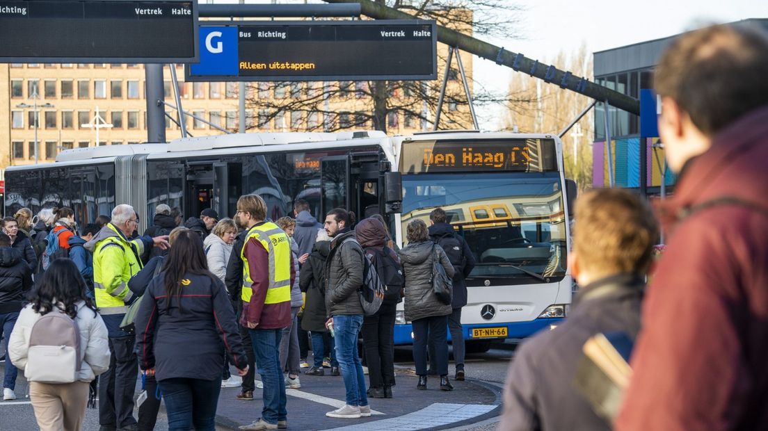 Vanaf Leiden Centraal rijden stopbussen richting Den Haag
