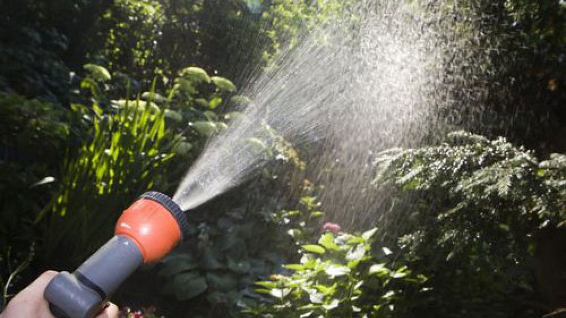Tuin sproeien leidt tot bruin water