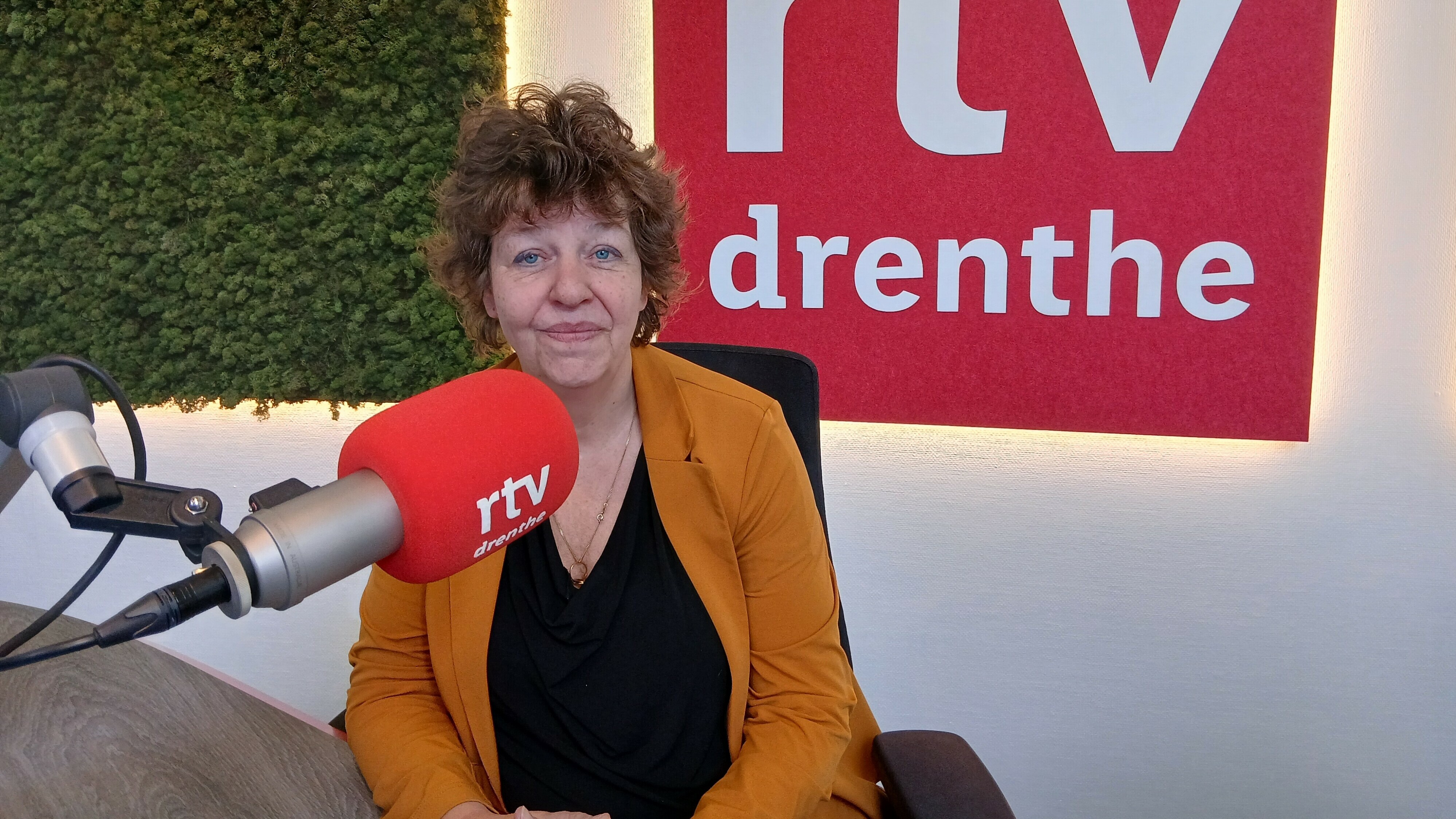 Praot Drents met mij met Mabel Stuiver: 'Mam, ik ga toch niet met zweetvoeten an de gang?!'