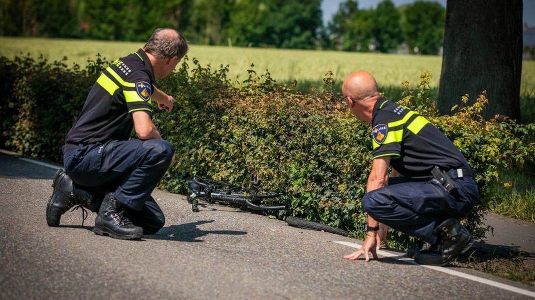 Agenten bij de plaats van het ongeluk.