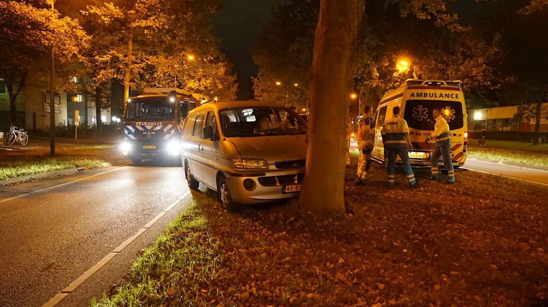 Busje tegen boom in Deventer