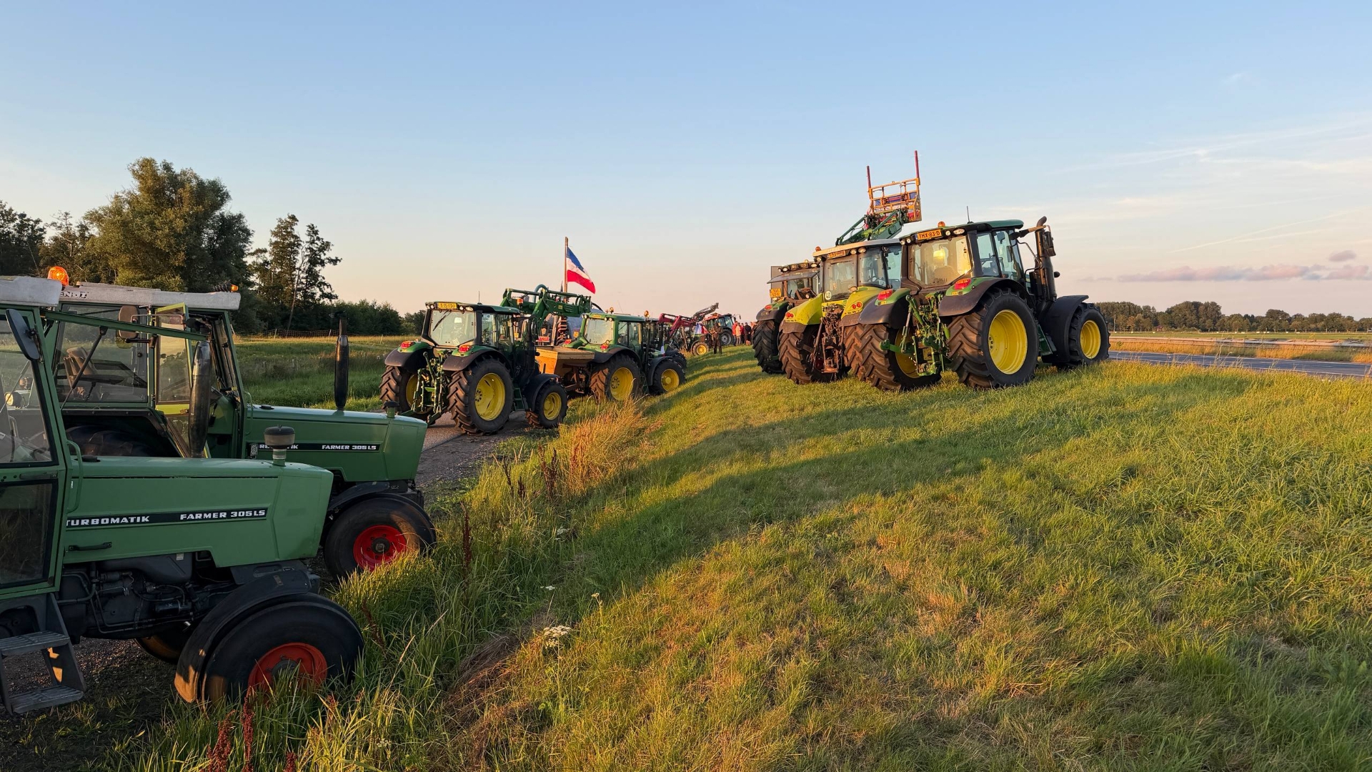 Boeren voeren actie langs A7 bij Leek en Westpoort