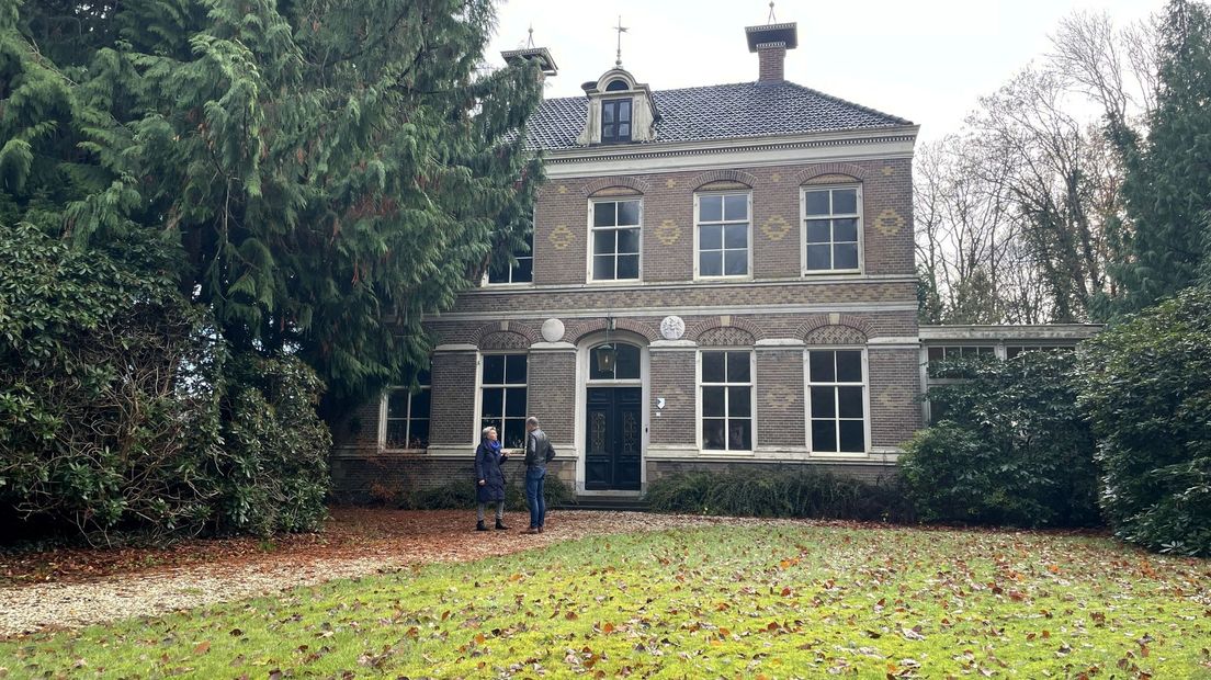 De oude tuinbouwschool ligt verstopt achter de coniferen