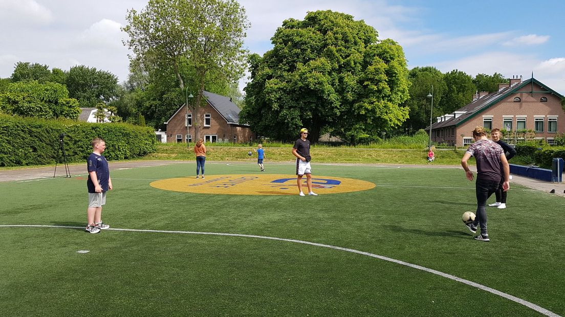 Jongeren spelen op ontmanteld Cruyff Court