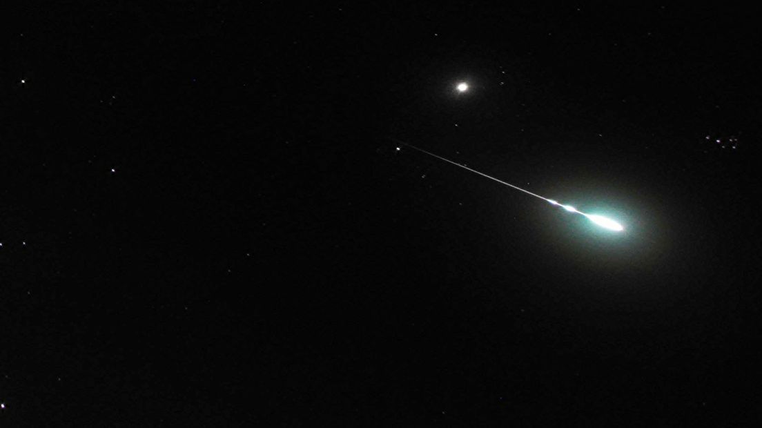 Een vallende ster uit de meteorenzwem Geminiden