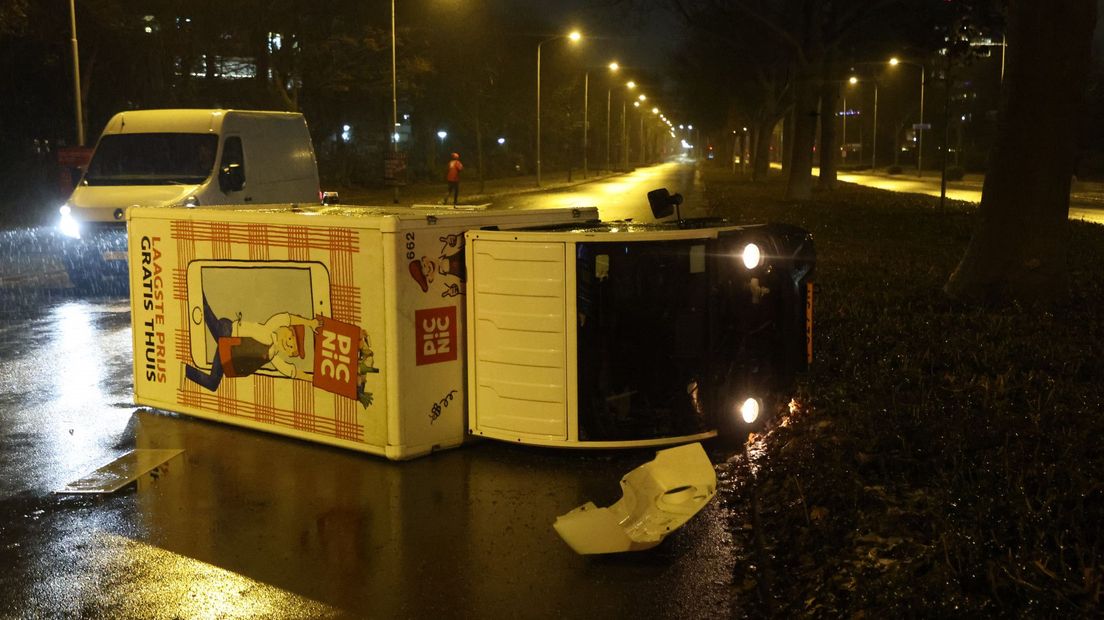 In Voorburg gleed een wagen van een bezorgbedrijf uit