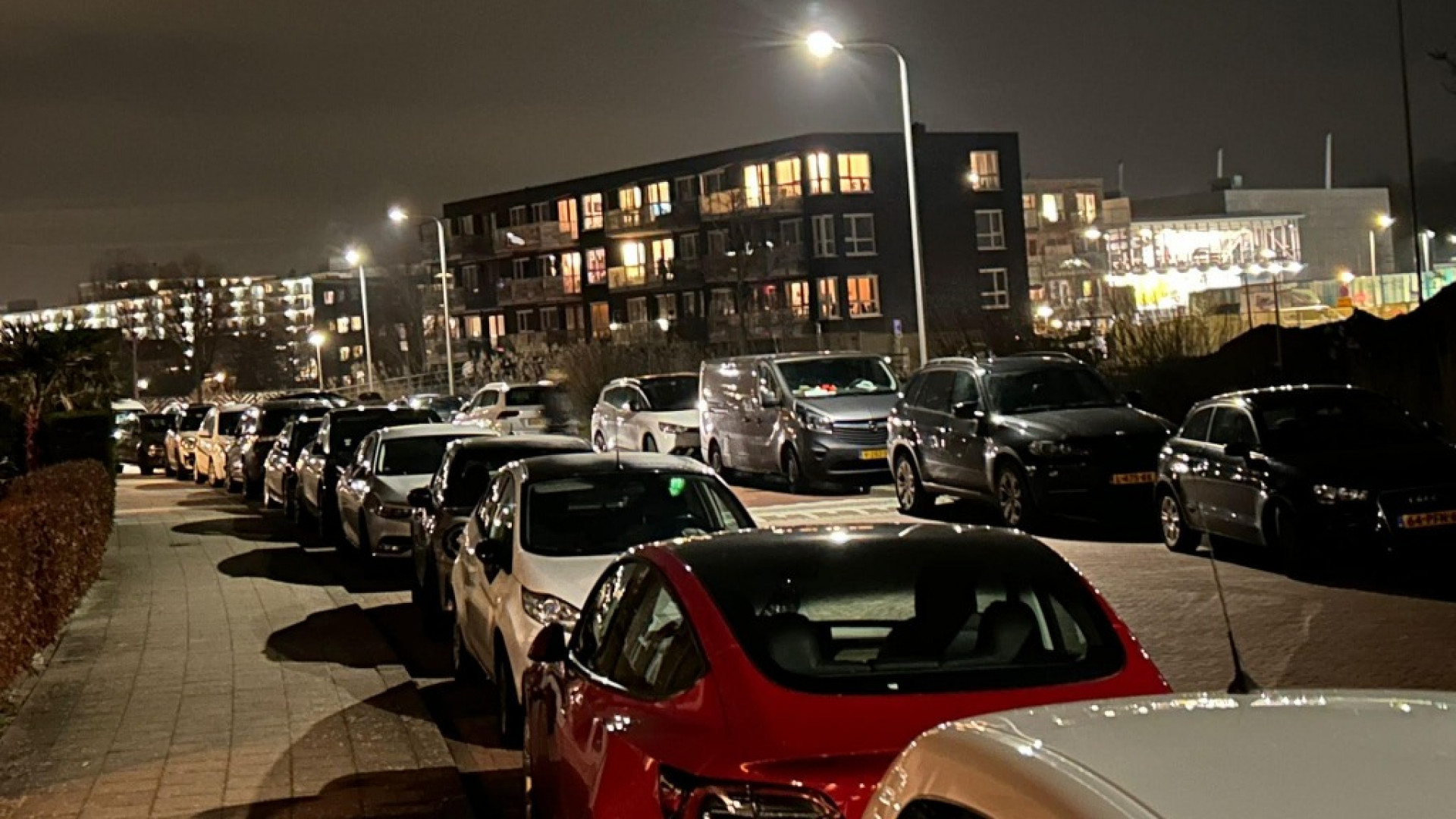 De drukte in de straat tijdens een open dag van het Scala College