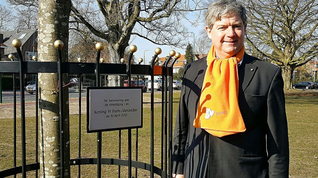 Jhr. Christiaan van Nispen tot Sevenaer bij de koningslinde aan het Dr. Letteplein in De Bilt.